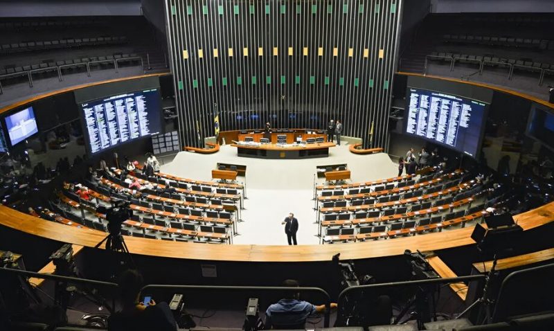 “TODES”: Câmara aprova PL que proíbe uso de linguagem neutra em órgãos públicos