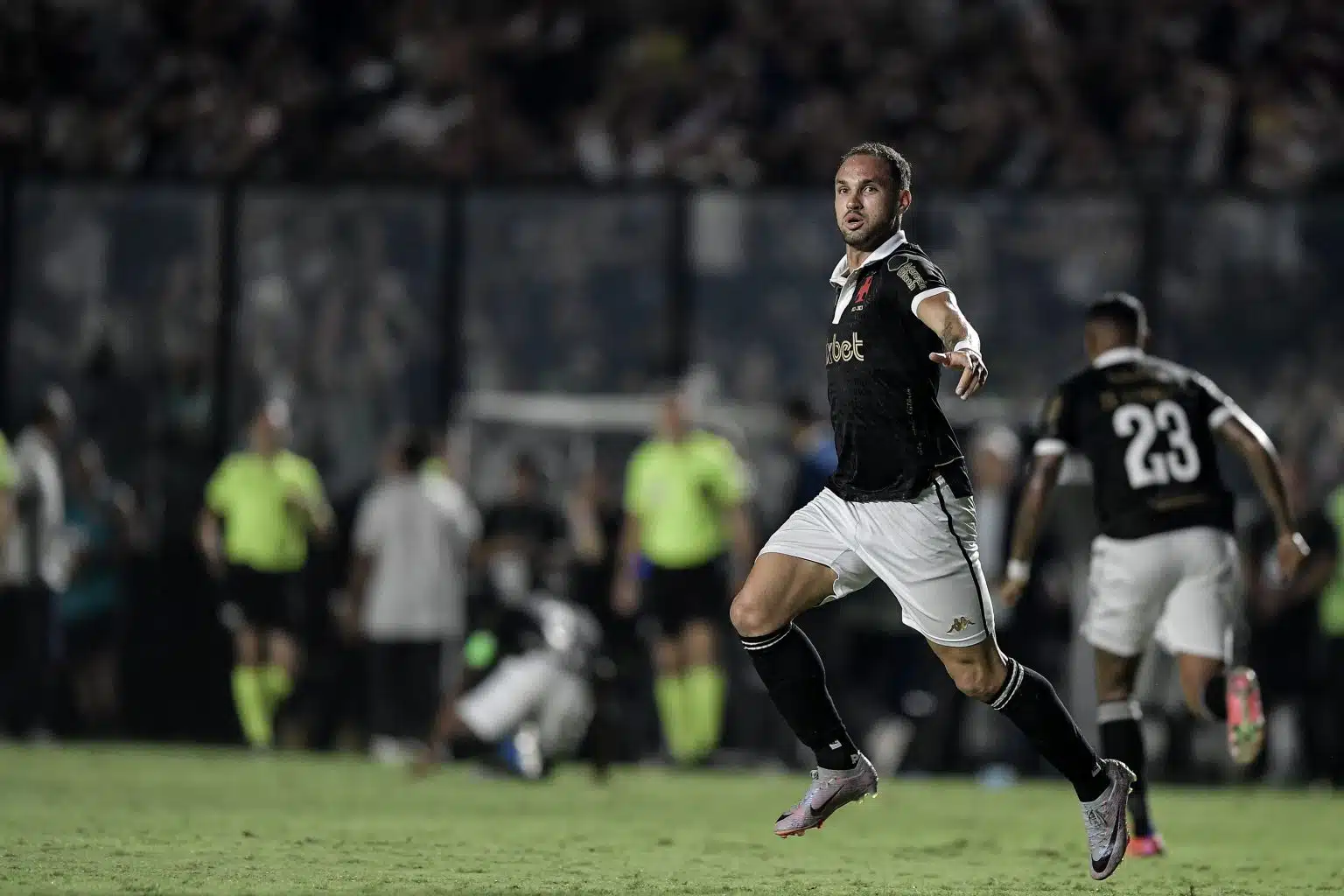 Vitória heroica: Vasco vence o RB Bragantino e escapa do rebaixamento no Brasileiro