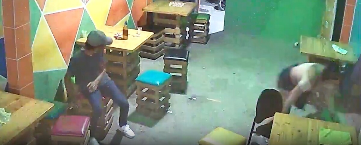 CENAS FORTES: veja o momento em que homem armado com fuz1l entra em bar e m4ta pessoas; assista