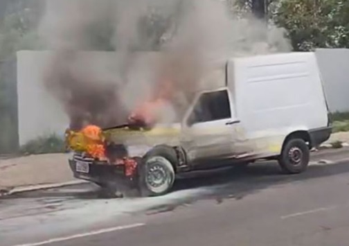 Motorista toma decisão após fogo ‘engolir’ carro na estrada da Ponta Negra;  entenda