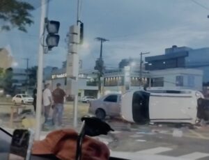 Carro capota em frente ao Cemitério São João Batista, em Manaus; veja vídeo