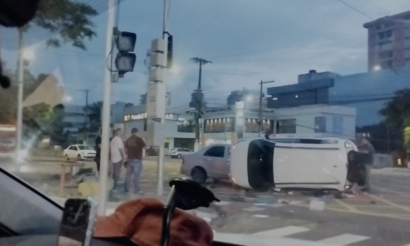 Carro capota em frente ao Cemitério São João Batista, em Manaus; veja vídeo
