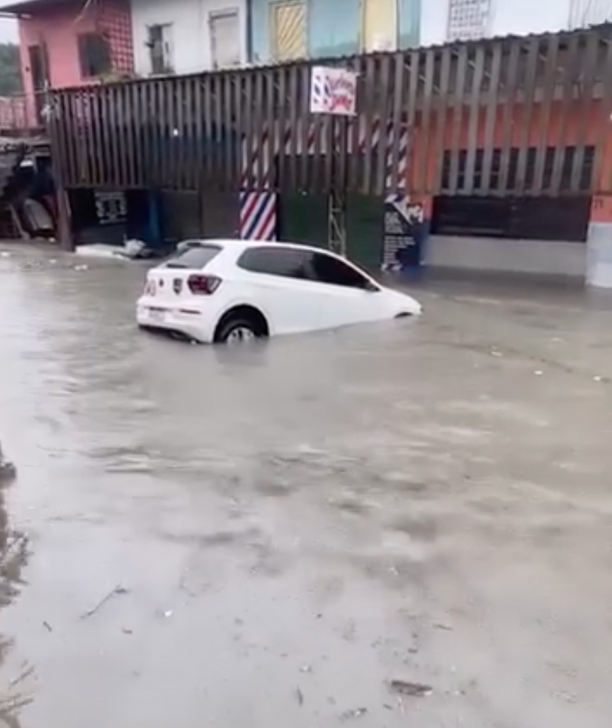 Forte chuva arrasta veículo no Igarapé do Passarinho em Manaus; veja vídeo