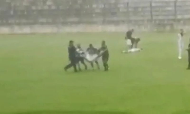 Veja o momento que jogador de futebol m0rre após ser atingido por raio; assista