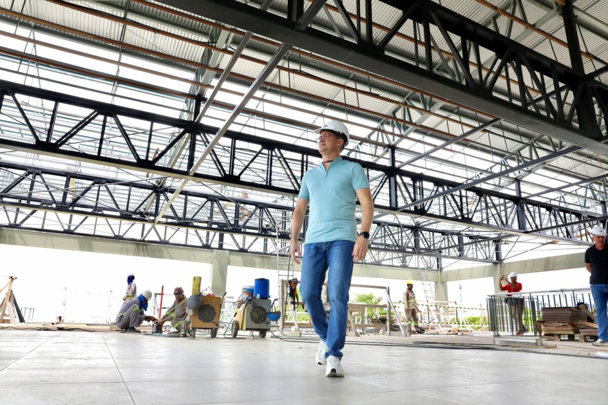 Prefeito vistoria serviços de instalação e montagens das obras do ‘Nosso Centro’