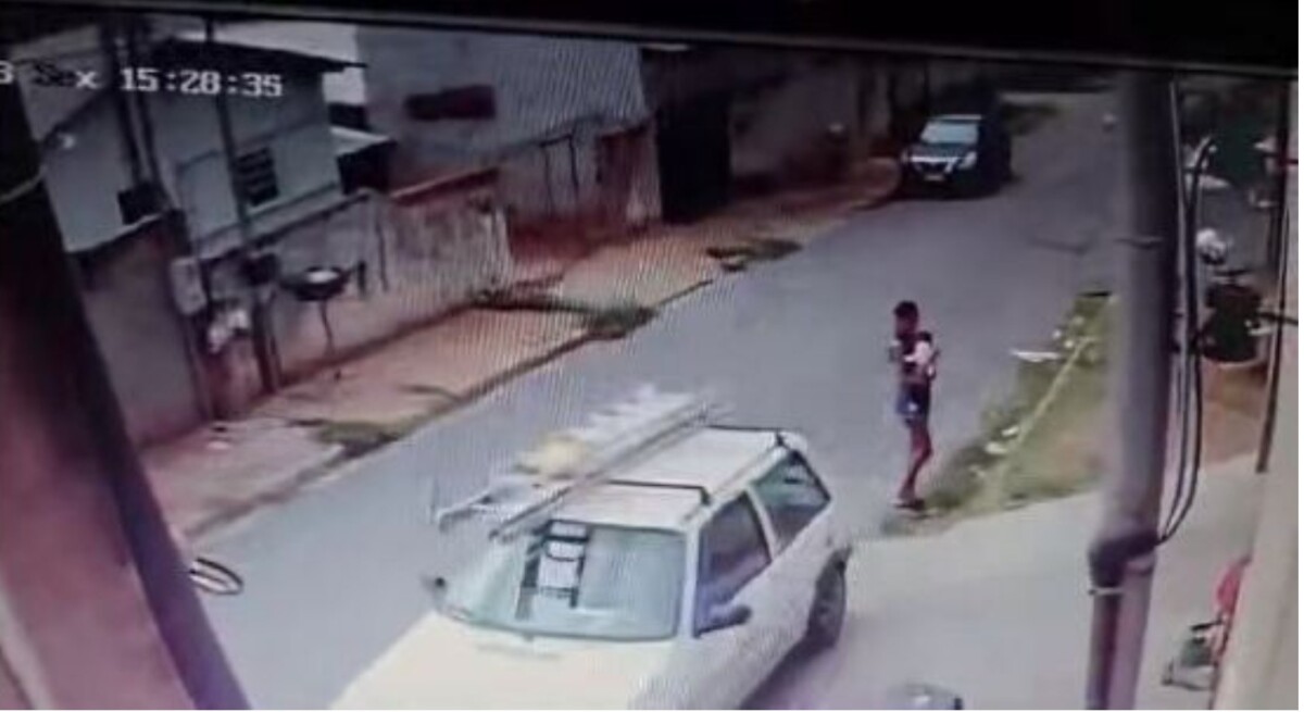 BARBÁRIE: veja o momento que mulher j0ga a própria filha em fogueir4; cenas f0rtes