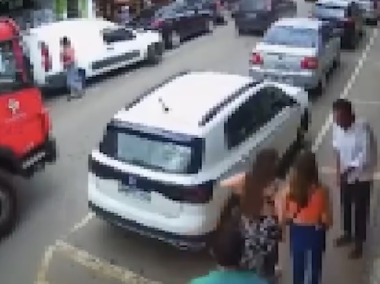 REVOLTANTE: adolescente apanh4 de ‘pedinte’ após ter negado esmola; imagens f0rtes