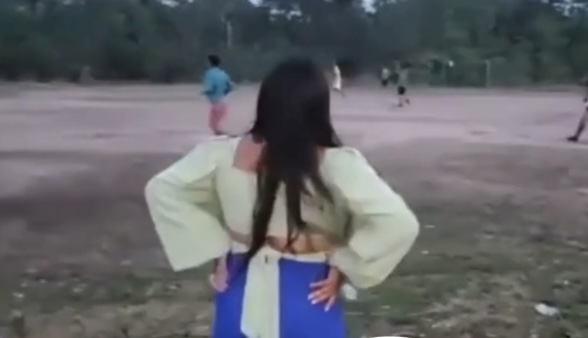 ‘Ele paga de fodã0 e esquece dos filhos!’: mulher interrompe futebol e cobra pensão do ex-marido em Itacoatiara; veja