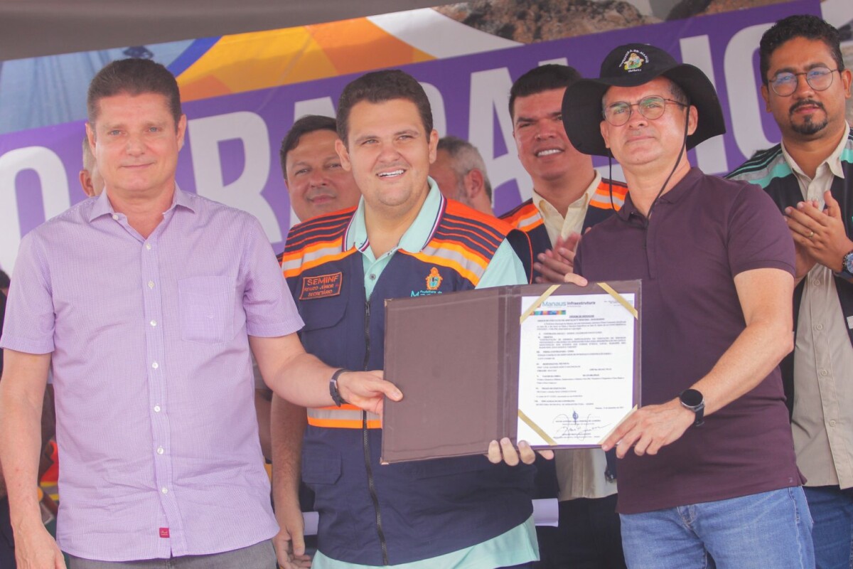 David Almeida assina ordem de serviço para o desassoreamento de igarapés de Manaus