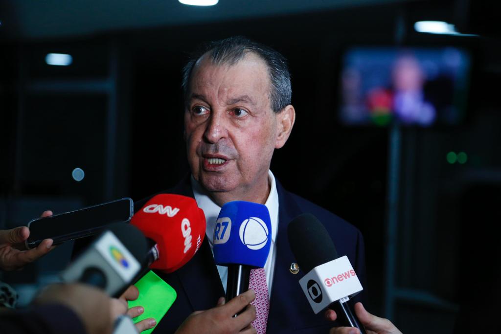 Senador Omar Aziz é aclamado presidente da CPI da Braskem; saiba mais