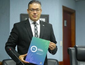 Conselheiro Josué Neto apresenta Relatório de Gestão 2022-2023 da Ouvidoria do TCE-AM; confira