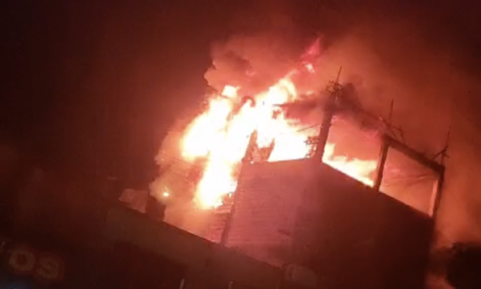 Prédio pega fogo e moradores ficam desesperados na zona Norte de Manaus; veja vídeo