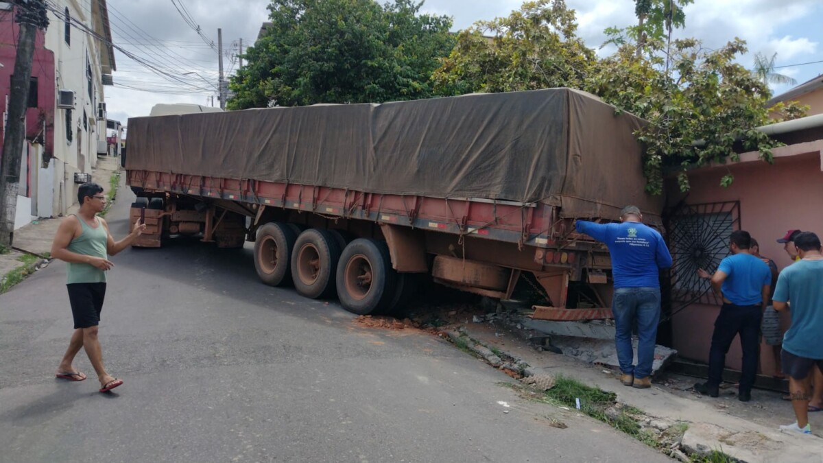 Casal de idosos sobrevive após carreta desgovernada invadir residência em Manaus; assista ao vídeo