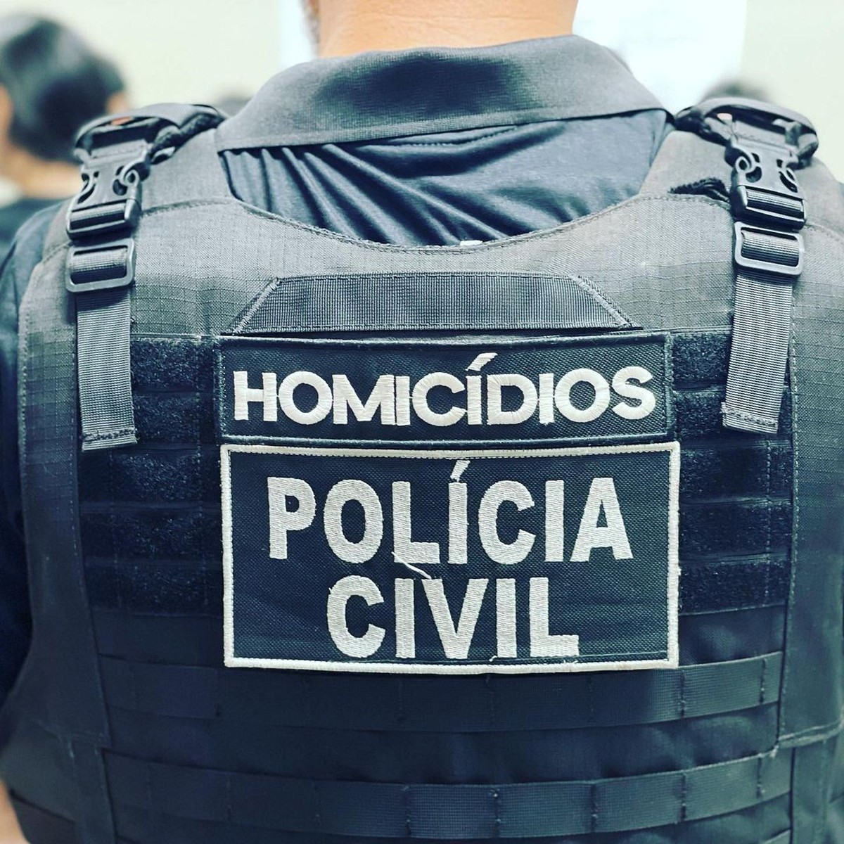 Bandid0 invade residência e atir4 contra quatro pessoas; uma criança está em estado grave