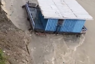 Casa despenca em igarapé durante deslizamento de terra no Educandos; veja vídeo