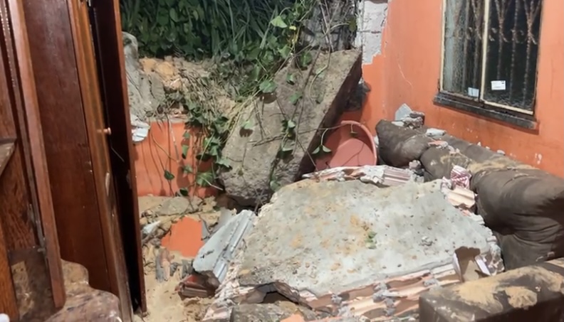 TEMPESTADE: mãe e bebê quase m0rrem soterrados após casa desabar em Manaus