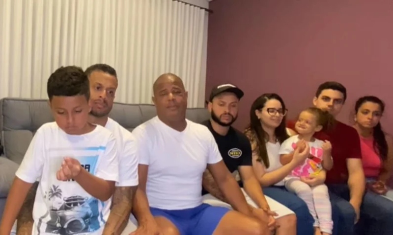 Marcelinho Carioca aparece ao lado da família após sequestro; veja vídeo