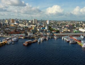 Zona Franca de Manaus enfrenta dilema entre incentivos fiscais e sustentabilidade