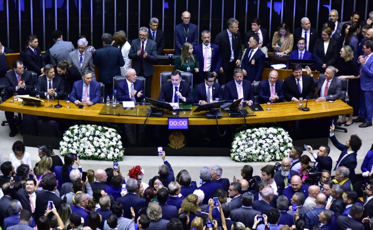 Agora: Congresso promulga reforma tributária; assista ao vivo