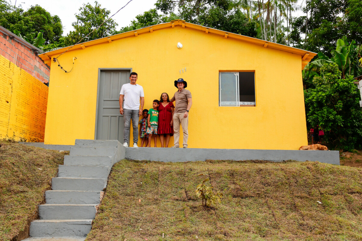 David Almeida entrega as primeiras casas reformadas pelo programa ‘Morar Melhor’ em Manaus