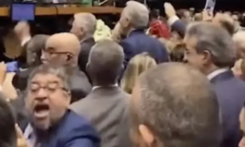 PT quer cassar mandato de deputado que levou t4pa de petista; veja vídeo