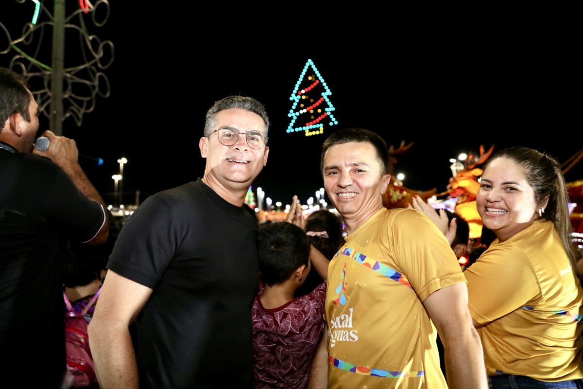 Prefeito David Almeida prestigia exposição de alegorias natalinas e show de luzes com drones em Manaus