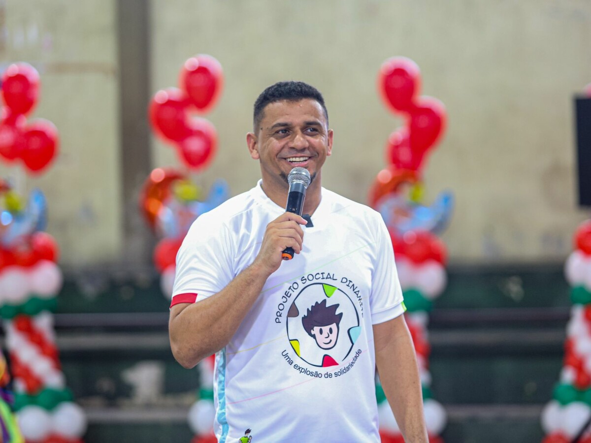 Roberto Dinamite do Amazonas leva alegria para mais de 2 mil pessoas com ação social “Explosão de Natal”.