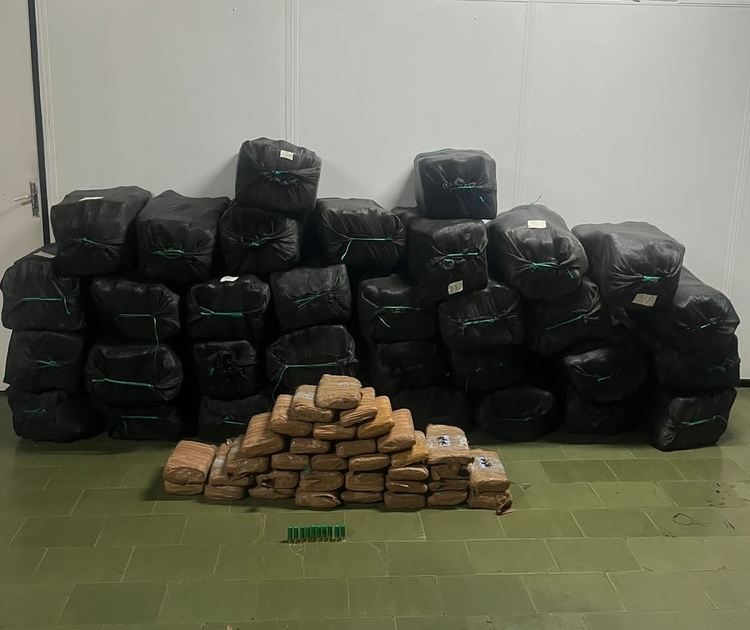 Rastro de Crime: embarcação com 750 kg de drogas é abandonada após perseguição no AM