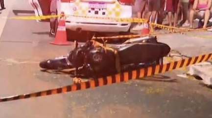 Passeio fat4l: linha de cerol mat4 motoboy na frente da namorada; veja vídeo