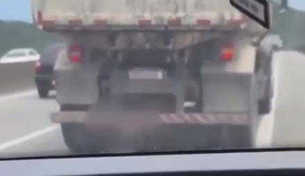 Brincando com a sorte: criança quase tem cabeça esmag4d4 ao se pendurar em caminhão; veja