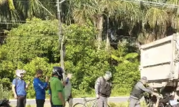 URGENTE: motoqueiro m0rre em grave acidente com caminhão no Tarumã; imagens f0rtes