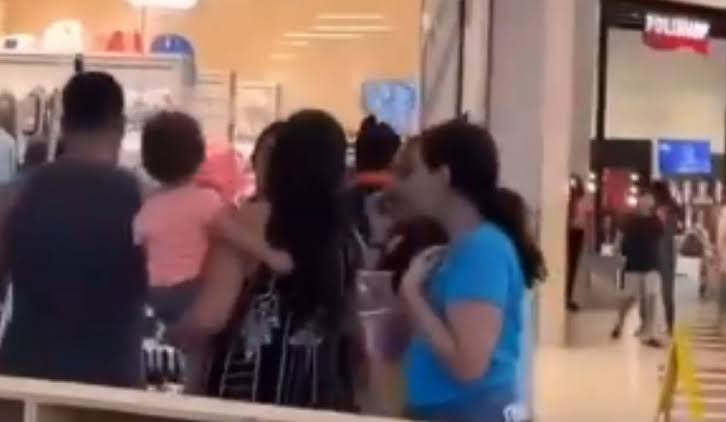 NO FLAGRA: cliente humilha faxineira em Shopping: ‘Eu sou rica e você um analfabeta’; veja vídeo