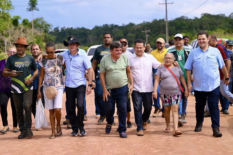 Prefeito David Almeida vistoria serviço de mecanização agrícola em ramais da BR-174
