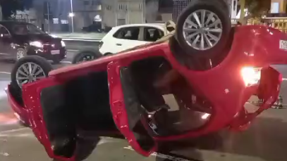 Carro fica destruído após capotar em acidente na avenida Torquato Tapajós; veja vídeos