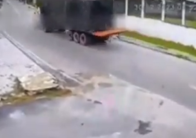 Carro com crianças escapa de ser esmagad0 por carreta em Manaus; veja