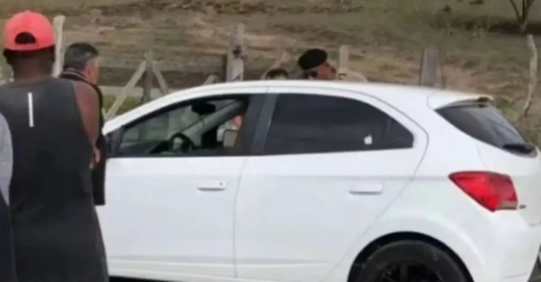 Casal é fuz1lado e encontrado dentro de carro abandonado