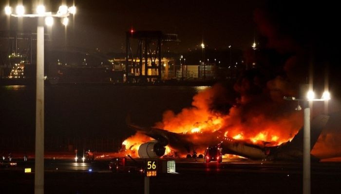 TRAGÉDIA: avião com mais de 300 passageiros a bordo pega fog0 após acidente no Japão; veja vídeo