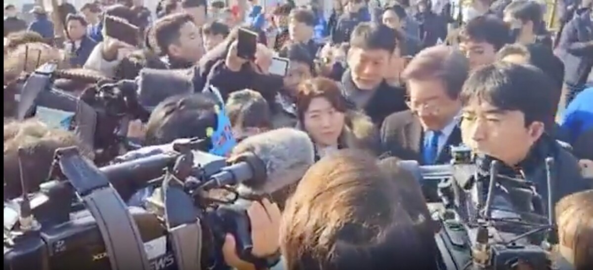 Veja o momento em que líder da oposição na Coreia do Sul é esf4queado
