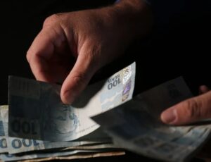 Crescimento da economia brasileira deve cair pela metade em 2024, diz economista