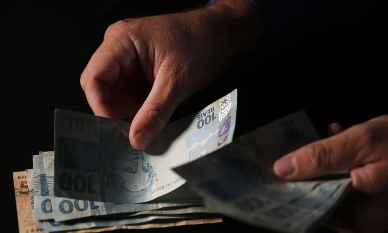 Crescimento da economia brasileira deve cair pela metade em 2024, diz economista