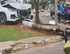 Morre motociclista atingindo por poste após acidente na Ponta Negra; veja vídeo