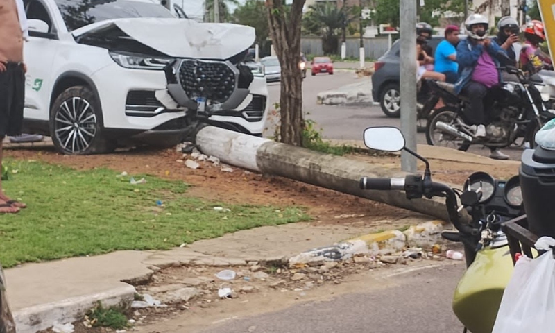 Morre motoqueiro atingindo por poste após acidente na Ponta Negra; veja vídeo