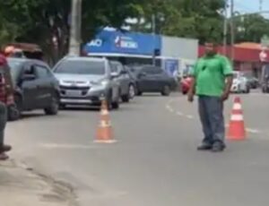 Casal é arremessad0 após carro bater contra moto na estrada dos Franceses; CENA FORTE
