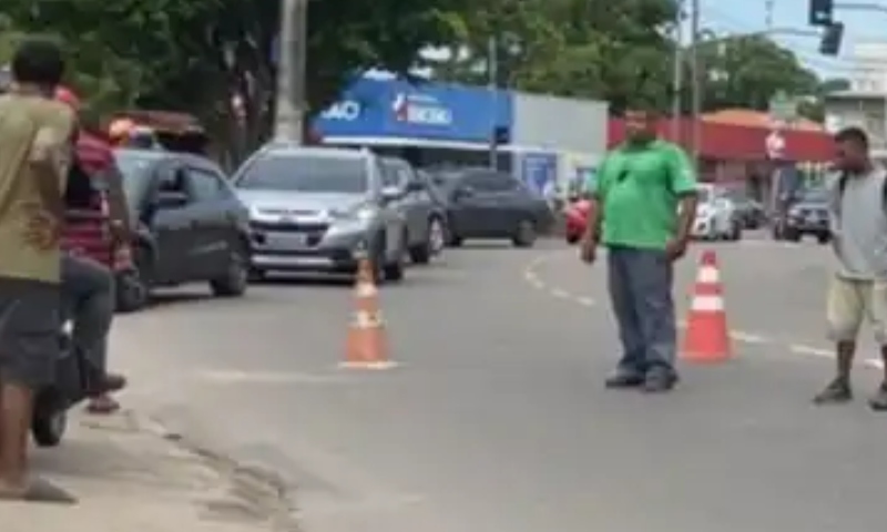 Casal é arremessad0 após carro bater contra moto na estrada dos Franceses; CENA FORTE