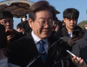 Vídeo mostra momento em que político da Coreia do Sul é esfaquead0 no pescoç0; CENAS FORTES