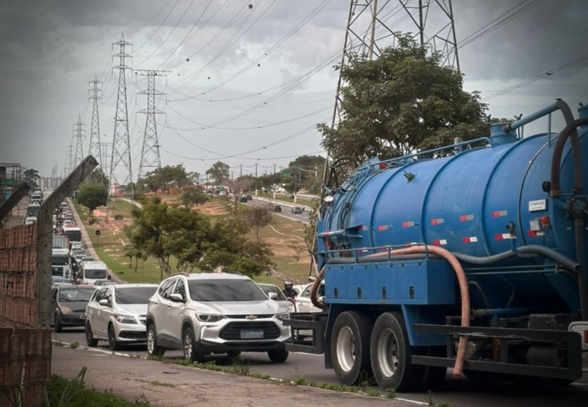 Urgente: acidente entre carro e caminhão deixa o trânsito infernal na Avenida das Torres
