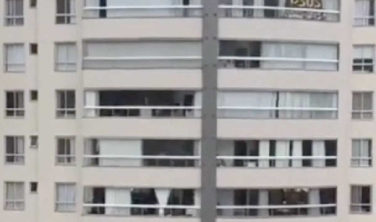 Novinha deixa vizinhos enfurecidos ao aprontar na sacada de prédio: “Chocado!”; veja vídeo
