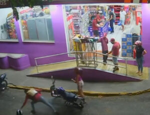 Mulher surtada agride motoboy e ninguém faz nada; veja vídeo