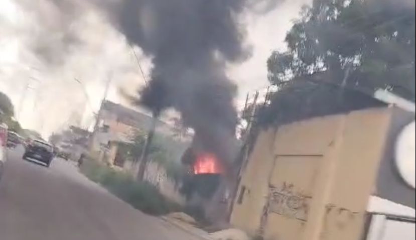 Bituca de cigarro causa incêndio em terreno baldio na zona Norte de Manaus; veja vídeo