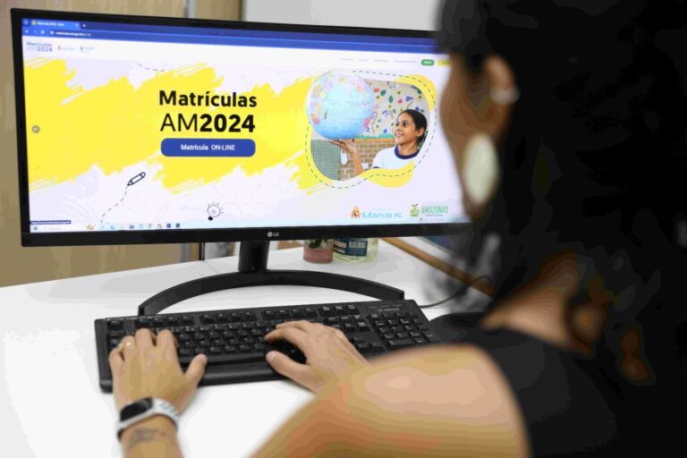 Pais ou responsáveis devem entregar documentos para efetivação de matrícula